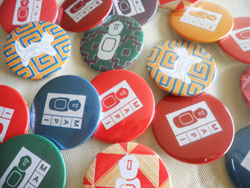 Pins diseñados por Patricia Cerban. Foto: gentileza de la diseñadora.