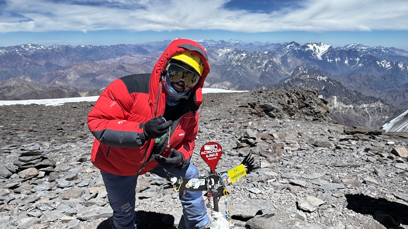 Sebastián Araujo en la cima del Aconcagua.